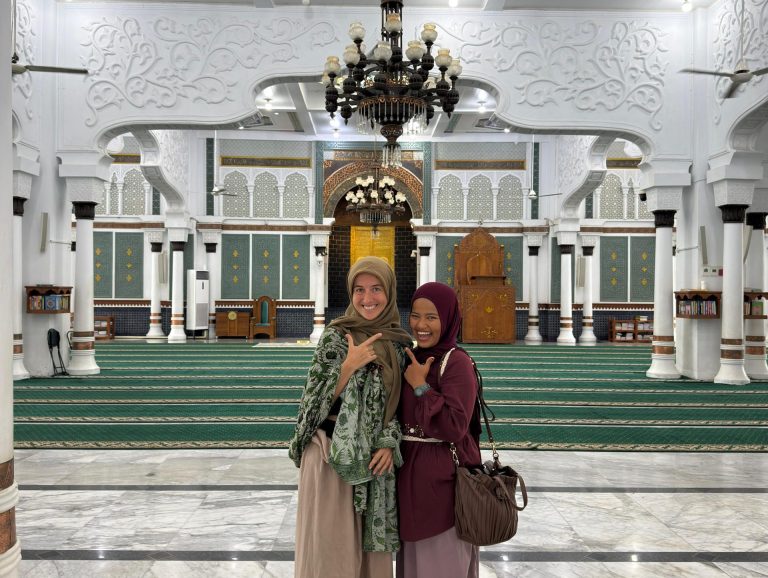 mujeres viajar bucear sumatra seguro